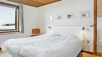 3 bedrooms, cribs/infant beds