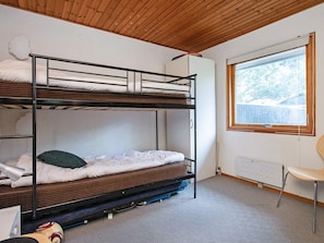 3 bedrooms, cribs/infant beds