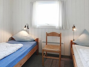 4 bedrooms, individually furnished, cribs/infant beds - Restful Holiday Home With Indoor Pool in Hvide Sande (Hvide Sande)