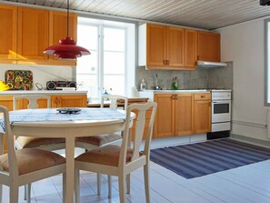 Wasserkocher mit Kaffee-/Teezubehör, Kühlschrank
