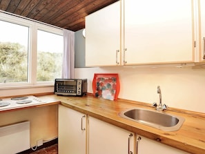 Fridge, oven, stovetop, coffee/tea maker