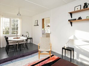 1 bedroom, cribs/infant beds