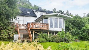 Hus | Utsikt mot innsjø