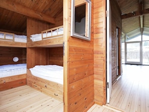 2 bedrooms, cribs/infant beds