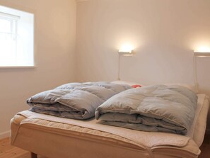 2 bedrooms, individually furnished - 4 Person Holiday Home in Blavand (Blavand)