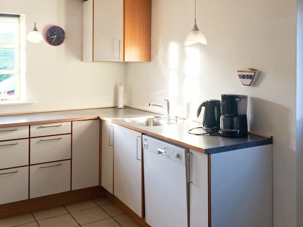 Fridge, microwave, stovetop, dishwasher - Peaceful Holiday Home in Christiansfeld With Sauna (Christiansfeld)