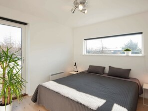 Room - Lavish Holiday Home in Glesborg With Whirlpool (Glesborg)