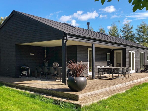 Exterior - Lavish Holiday Home in Glesborg With Whirlpool (Glesborg)