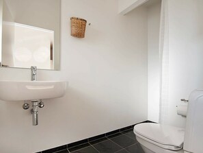 Bathroom - Lavish Holiday Home in Glesborg With Whirlpool (Glesborg)