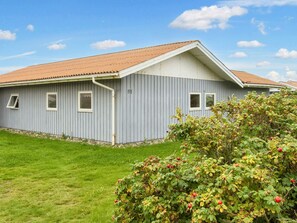 Un bâtiment d’un seul étage, doté d’un toit à pignon et d’un petit porche.
