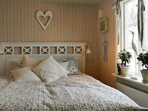 2 bedrooms, individually furnished, bed sheets