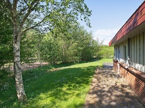 A pathway leading to a building with a brick foundation and white trim. - Luxurious Holiday Home in Hurup Jutland with Hot Tub (Hurup Thy)