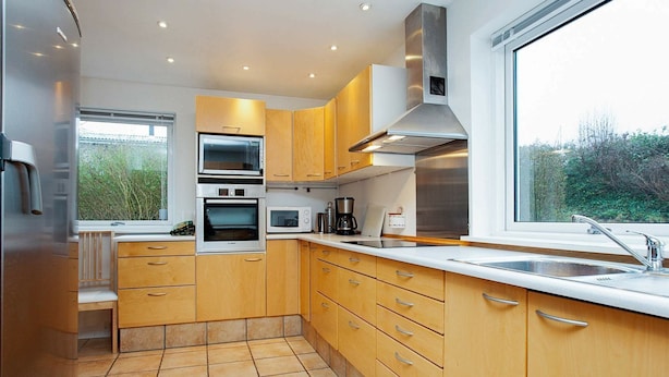 Coffee/tea maker, fridge, microwave, dishwasher - Luxurious Holiday Home in Zealand With Whirlpool (Faarevejle)