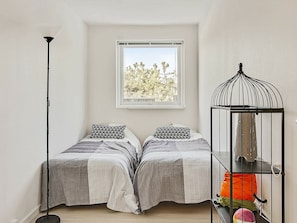 3 bedrooms, cribs/infant beds