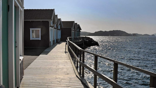 A wooden pier leading to a row of buildings with a view of the sea. - Holiday Home in Skärhamn (Skaerhamn)
