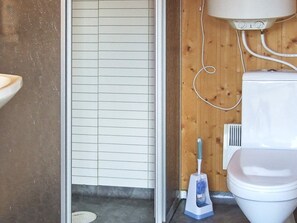 A bathroom with a toilet, a bidet, and a sink.