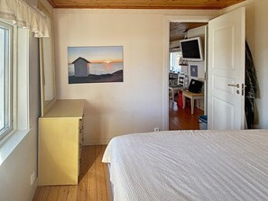 4 bedrooms, individually furnished, bed sheets