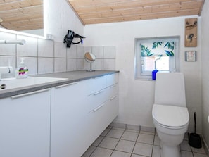 House | Bathroom - 8 Person Holiday Home in Harboore (Harboore)