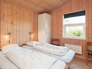3 bedrooms, cribs/infant beds