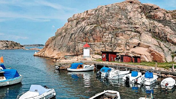 A rocky coastline with boats docked at a pier. - Holiday Home in Lysekil (Lysekil)
