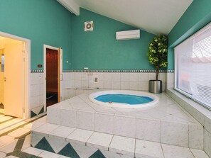 A bathroom with a bathtub, a shower, and a toilet. - Pet-friendly Holiday Home in Sjællands Odde near Sea (Sjællands Odde)