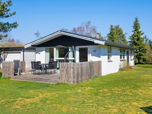 Exterior - Quaint Holiday Home in Sjællands near Beaches (Sjællands Odde)