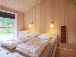 4 bedrooms, cribs/infant beds