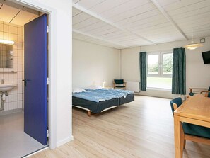 18 bedrooms, cribs/infant beds