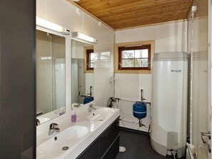 House | Bathroom | Shower, towels - 14 Person Holiday Home in Åseral (Aseral)
