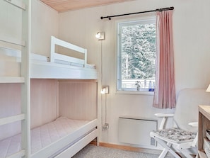 3 bedrooms, cribs/infant beds