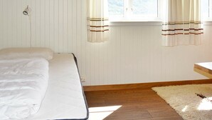 6 bedrooms, individually furnished - Holiday Home in Lauvstad (Volda)