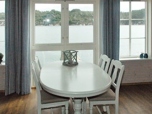 House | Dining - Holiday Home in Urangsvåg (Bomlo)
