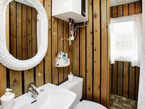 Bathroom - Beautiful Holiday Home in Hals With Terrace (Hals)