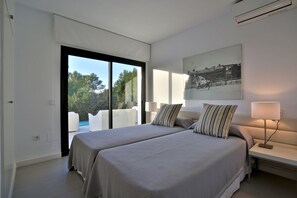 4 bedrooms, internet, bed sheets, wheelchair access