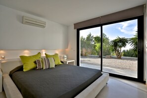 4 bedrooms, internet, bed sheets, wheelchair access