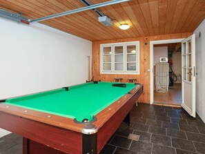 4 bedrooms, cribs/infant beds