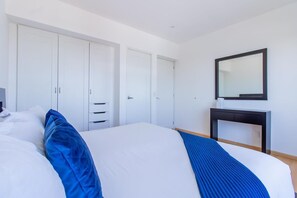 2 habitaciones, escritorio y tabla de planchar con plancha 