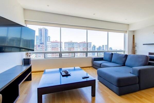 Televisión, reproductor de DVD, estéreo y oficina 