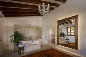 Articles de toilette gratuits, sèche-cheveux, serviettes fournies