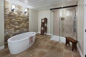 Ensemble baignoire-douche, baignoire à remous, séchoir à cheveux