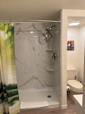 Baignoire, sèche-cheveux, peignoirs, serviettes fournies