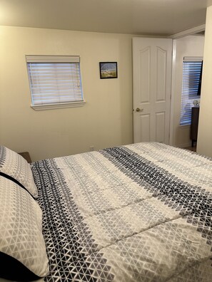 1 chambre, bureau, fer et planche à repasser, lit parapluie