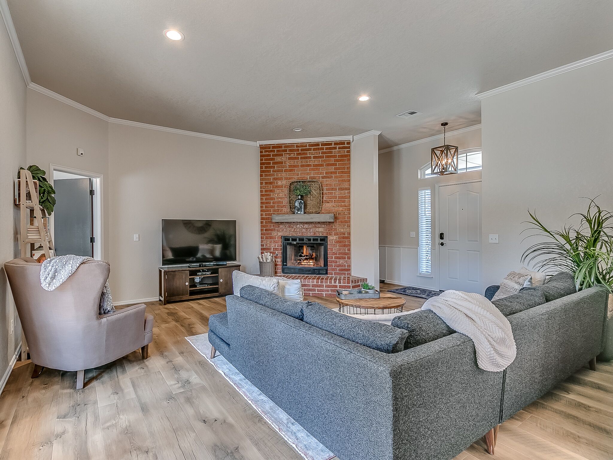 Roomy Edmond charmer with amazing Rainfall shower & large yard for kids or pets!