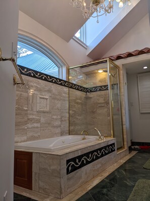 Combined shower/tub, jetted tub, bidet, towels