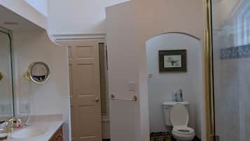 Ensemble douche/baignoire, baignoire Ă jets, bidet, serviettes fournies