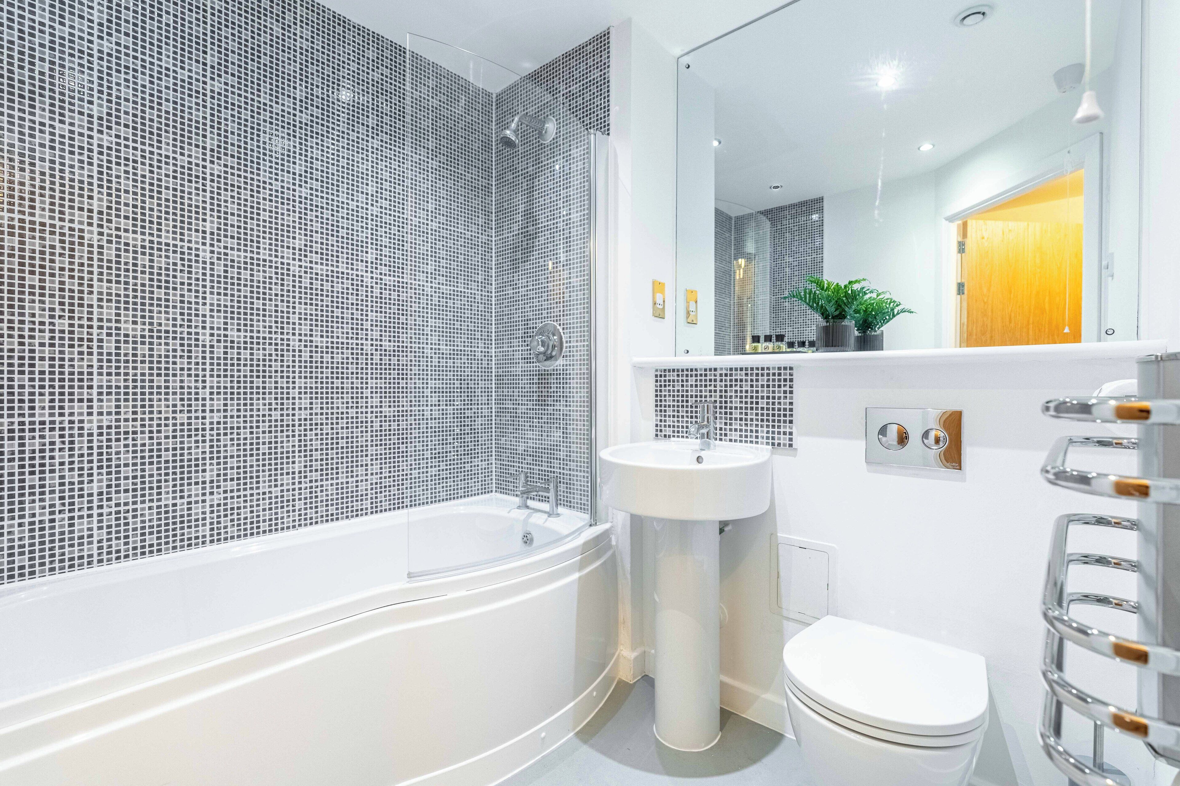 Appartement Standard, 2 chambres, cuisine | Salle de bain | Baignoire et douche séparées, articles de toilette (gratuits)