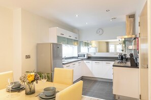 Apartamento standard, 2 quartos, cozinha | Opções para refeição no quarto