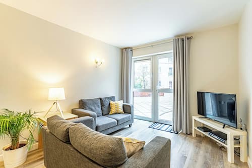 Departamento estándar, 2 habitaciones, cocina | Área de sala de estar | Smart TV de 40 pulgadas con canales digitales