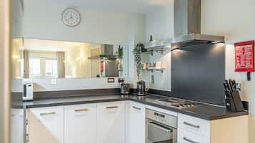 Standard Apartment, 2 Bedrooms, Kitchen | Private kitchen | Full-sized fridge, microwave, oven, stovetop