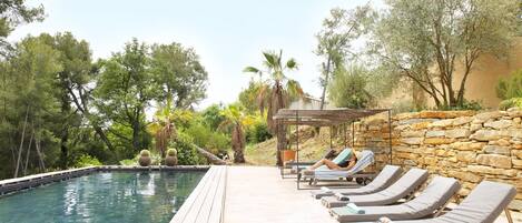 Una piscina al aire libre, una piscina climatizada